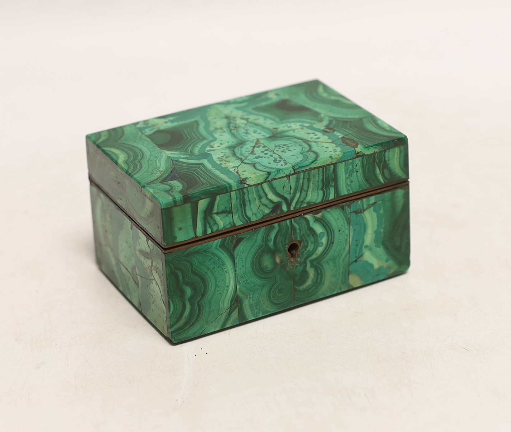 A 19th century malachite trinket box, 9.5cm wide, 5.5cm high, 6.4cm deep